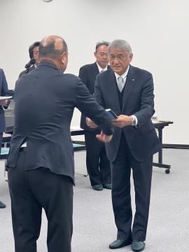 樋口会長から南山城村長へ答申書を手渡す様子